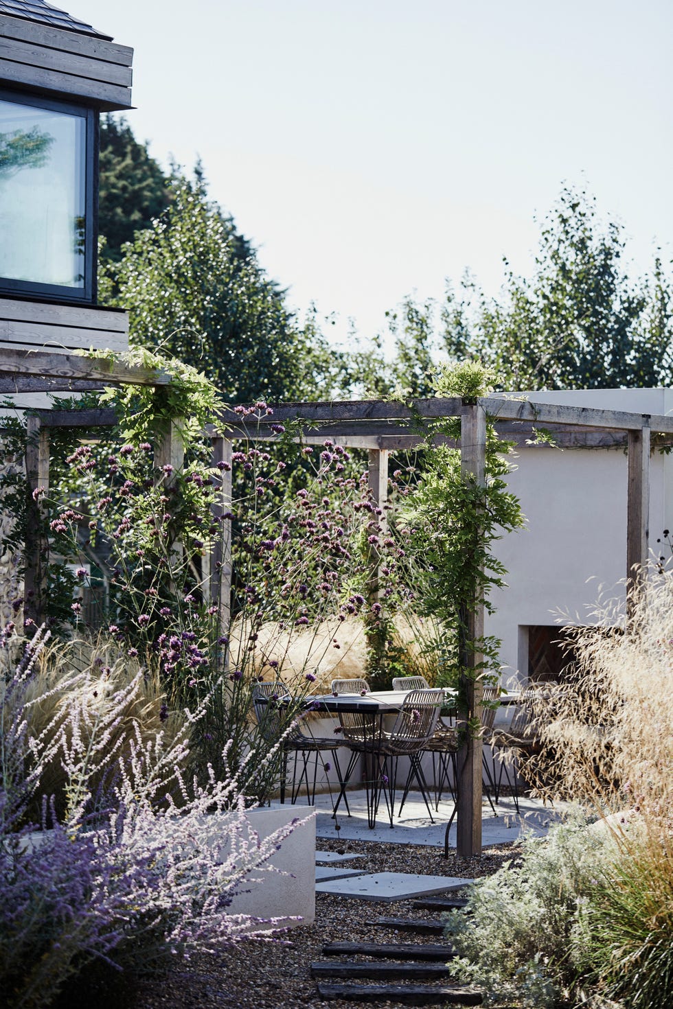 comedor exterior con pérgola y plantas trepadoras