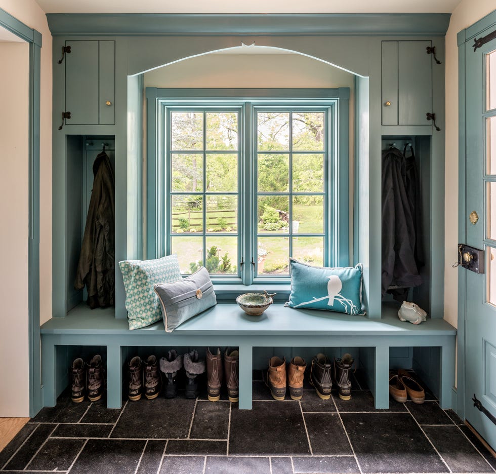 https://hips.hearstapps.com/hmg-prod/images/period-architecture-portfolio-interiors-mudroom-closet-1506625765-209143-2-1529682663.jpg?crop=0.641xw:1.00xh;0.181xw,0&resize=980:*