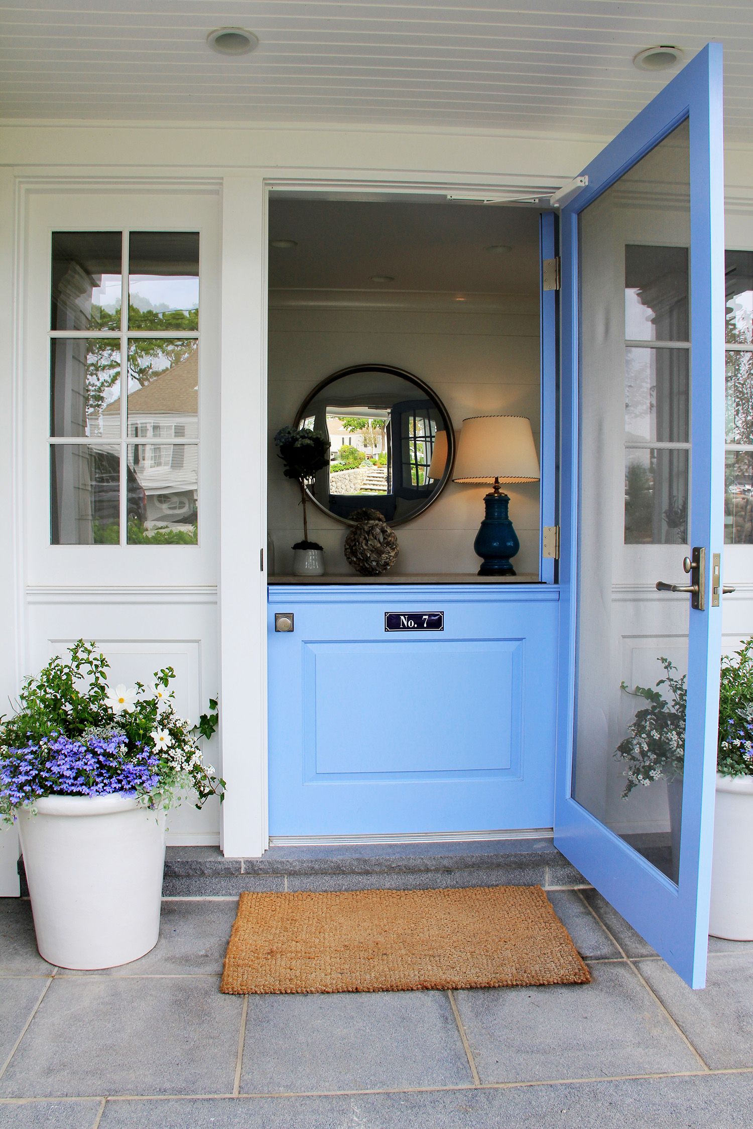 onderwerpen militie Schatting What Is A Dutch Door? 9 Dutch Doors That Are the Perfect Pairing of Style  and Function