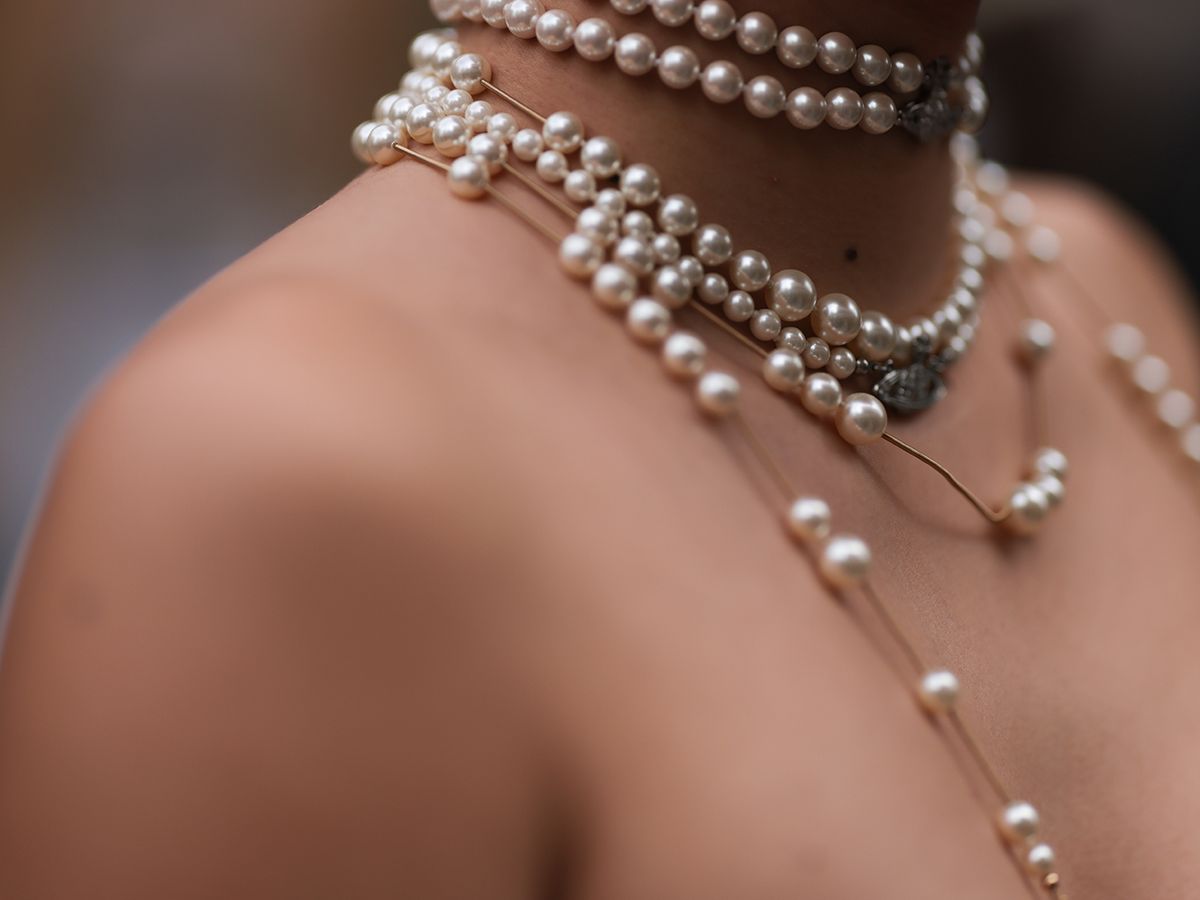 Trucos infalibles de estilista para combinar las joyas de perlas