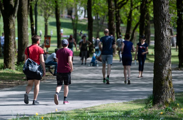 los alemanes disfrutan en los parques del permiso para salir a hacer deporte el pasado 18 de abril en munich