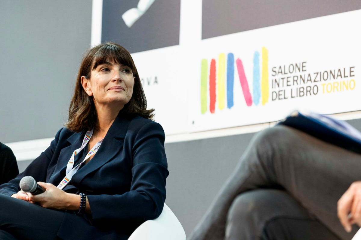 Valérie Perrin: «C'è tanta Italia nei miei romanzi e non è un caso: vorrei  vivere qui»- Corriere.it