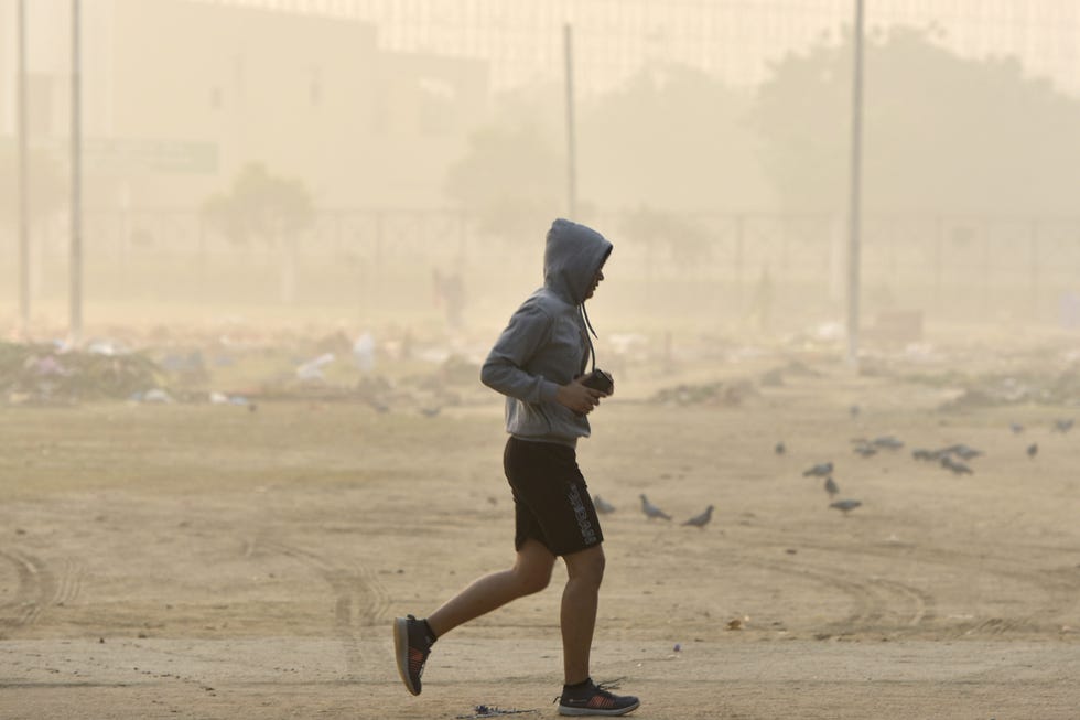 hombre corriendo por delhi, india