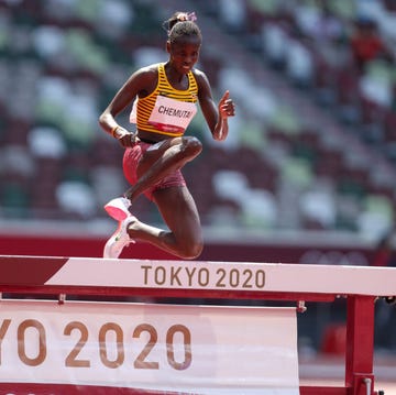 Chemutai y Frerichs arruinan a Kenia los obstáculos femeninos La ugandesa de 22 años derrota en la última vuelta a la estadounidense Courtney Frerichs, que reventó la carrera. La española Carolina Robles se cae y es 15ª