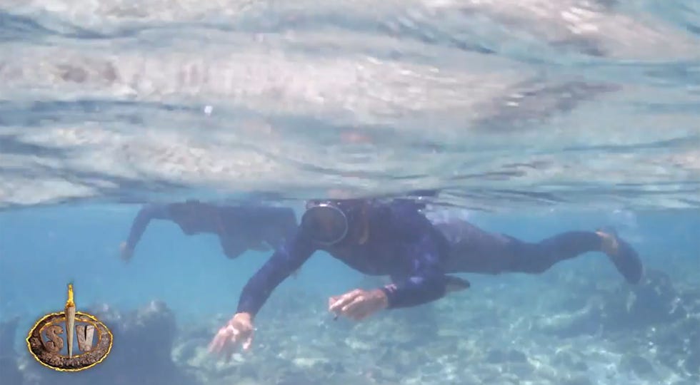 dos concursantes de supervivientes mientras pescan en el mar de honduras