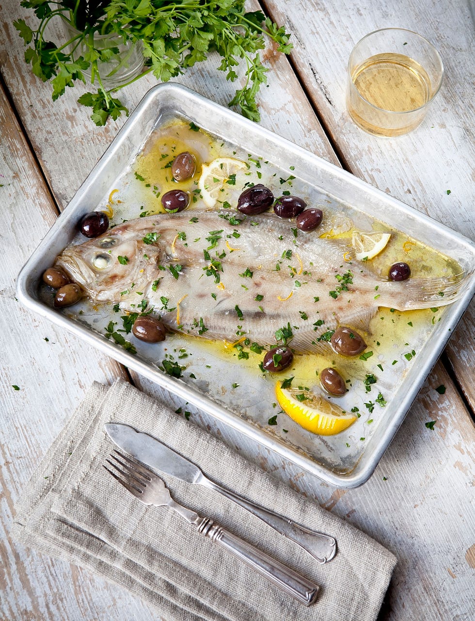 Pescado al horno con vino blanco y aceitunas