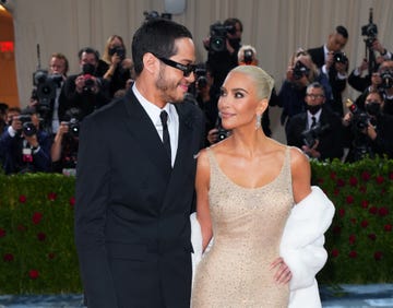 una fuente revela cómo está pete davidson tras romper con kim kardashian
