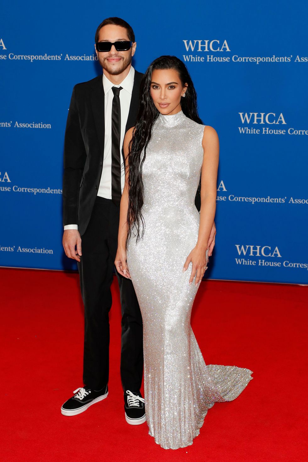 kim kardashian y pete davidson posan juntos por primera vez sobre la alfombra roja