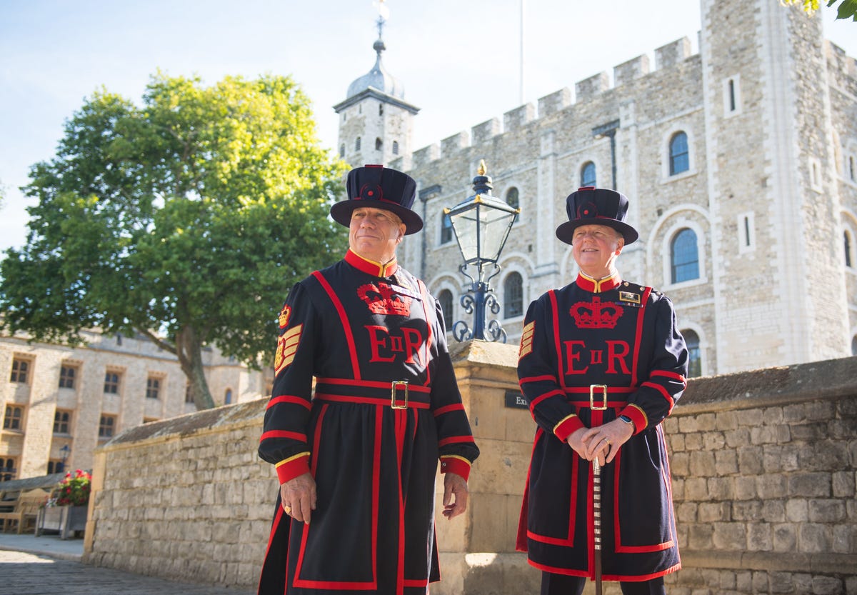 Без тауэра. Тауэр Лондон бифитеры. Стражи Тауэр (бифитеры). The Tower of London Бифитер. Бифитер Стражник Тауэра.