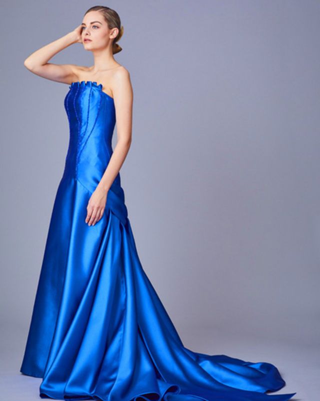 ミーチェのロイヤルブルーのカラードレスを着たモデルの写真。