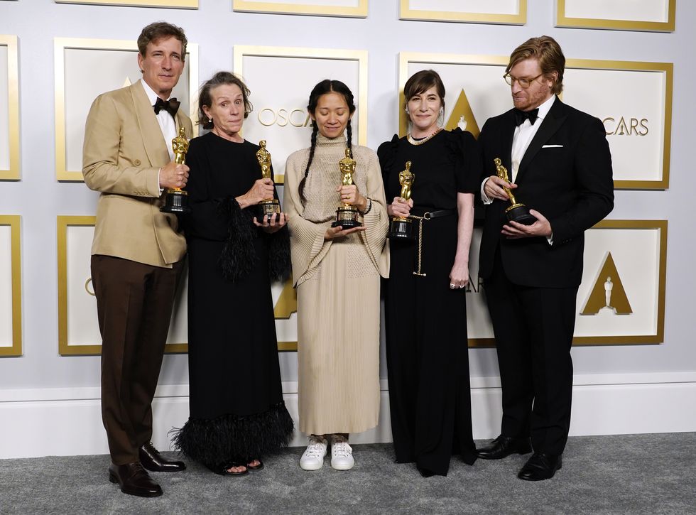 los angeles, california   april 25 l r peter spears, frances mcdormand, chloe zhao, mollye asher, and dan janvey, winners of best picture for nomadland, pose in the press room at the oscars on sunday, april 25, 2021, at union station in los angeles photo by chris pizzello poolgetty images