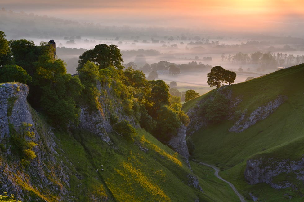 visit peak district   peveril castle, summer sunrise, castleton, english peak district uk europe