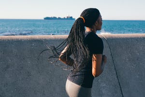 hardlopen vrouw op pier