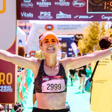 vrouw marathon hardlopen finish