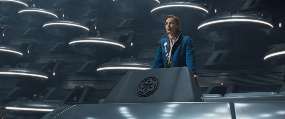 mon mothma (genevieve o'reilly) em andor da lucasfilm, exclusivamente no disney+. ©2022 lucasfilm ltd. tm. todos os direitos reservados.