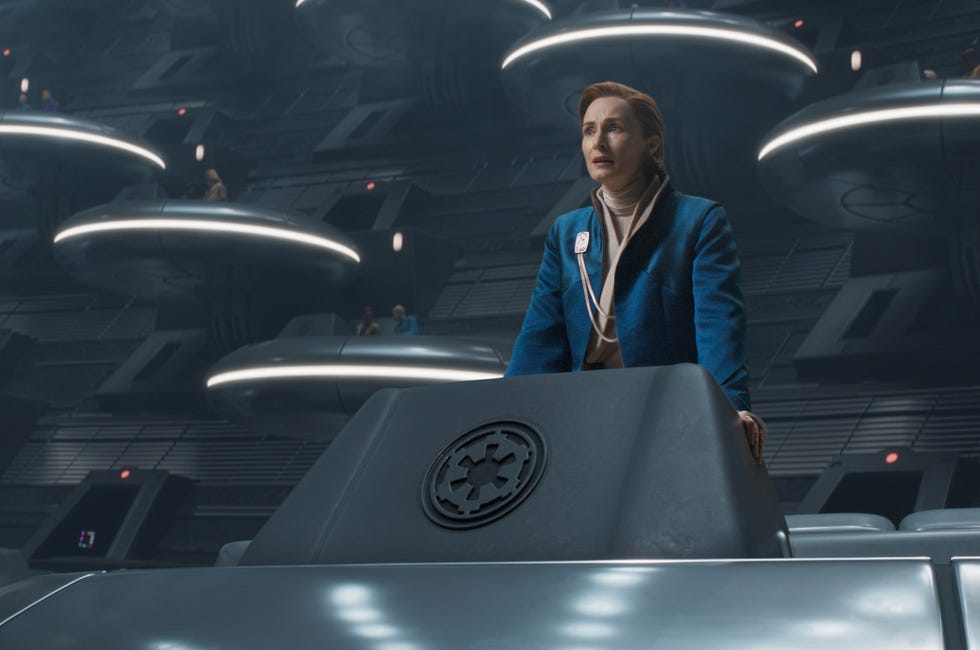 mon mothma (genevieve o'reilly) em andor da lucasfilm, exclusivamente no disney+. ©2022 lucasfilm ltd. tm. todos os direitos reservados.