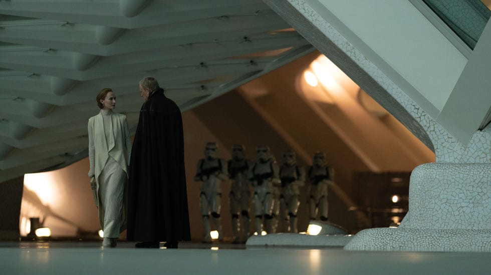 (v. l. r.) Mon Mothra (Genevieve O’Reilly) und Luchen Rael (Stellan Skarsgard) in Staffel 2 von „Andor“ von LucasFilm, exklusiv auf Disney+. ©2024 LucasFilm Ltd. tm. Alle Rechte vorbehalten.