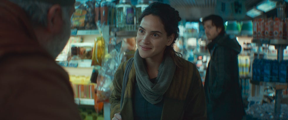 (v.l.n.r.) Bix Caleen (Adria Arjona) en Cassian Andor (Diego Luna) in Lucasfilms Andor seizoen 2, exclusief op Disney+. ©2025 lucasfilm ltd. tm. alle rechten voorbehouden.