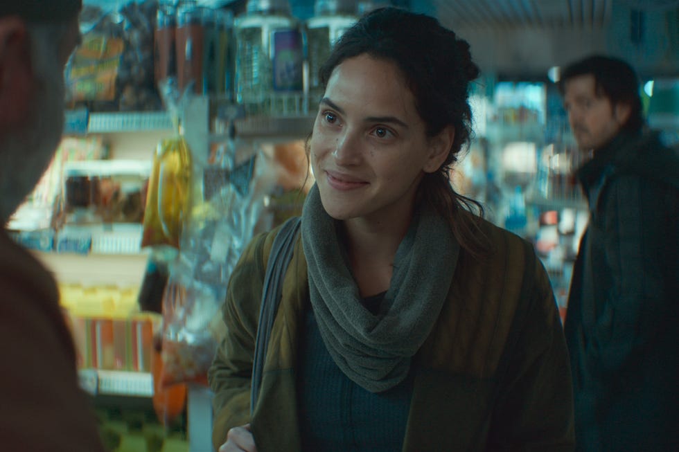 (v.l.n.r.) Bix Caleen (Adria Arjona) en Cassian Andor (Diego Luna) in Lucasfilms Andor seizoen 2, exclusief op Disney+. ©2025 lucasfilm ltd. tm. alle rechten voorbehouden.