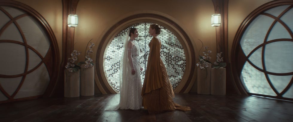 (da esq. para a dir.) Leida Mothma (Bronte Carmichael) e Mon Mothma (Genevieve O'Reilly) na segunda temporada de Andor, da Lucasfilm, exclusivamente no Disney+. Foto cortesia da Lucasfilm. ©2025 Lucasfilm Ltd. Todos os direitos reservados.