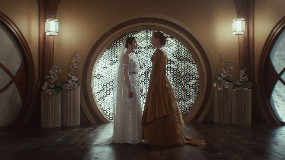 (da esq. para a dir.) Leida Mothma (Bronte Carmichael) e Mon Mothma (Genevieve O'Reilly) na segunda temporada de Andor, da Lucasfilm, exclusivamente no Disney+. Foto cortesia da Lucasfilm. ©2025 Lucasfilm Ltd. Todos os direitos reservados.