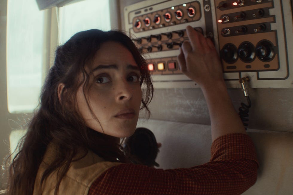 Bix Caleen (Adria Arjona) in Lucasfilm's Andor seizoen 2, exclusief op Disney+. Foto met dank aan lucasfilm. ©2025 lucasfilm ltd. tm. alle rechten voorbehouden.