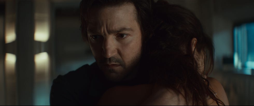 (v. l. r.): Andor (Diego Luna) und Bix Caleen (Adria Arjona) in Staffel 2 von Andor von LucasFilm, exklusiv auf Disney+. ©2025 LucasFilm Ltd. tm. Alle Rechte vorbehalten.