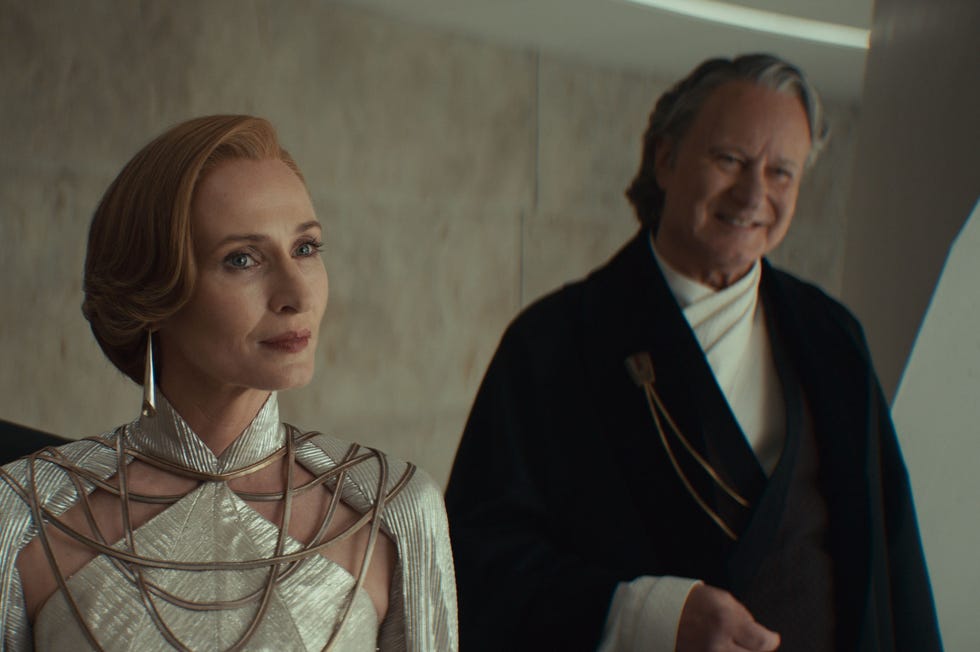 (v.l.n.r.) Perrin Fertha (Allistair Mackenzie), Mon Mothma (Genevieve O'Reilly) und Luthen Rael (Stellan Skarsgård) in der zweiten Staffel von „Andor“ von LucasFilm, exklusiv auf Disney+. Foto mit freundlicher Genehmigung von LucasFilm. ©2025 LucasFilm Ltd. tm. Alle Rechte vorbehalten.