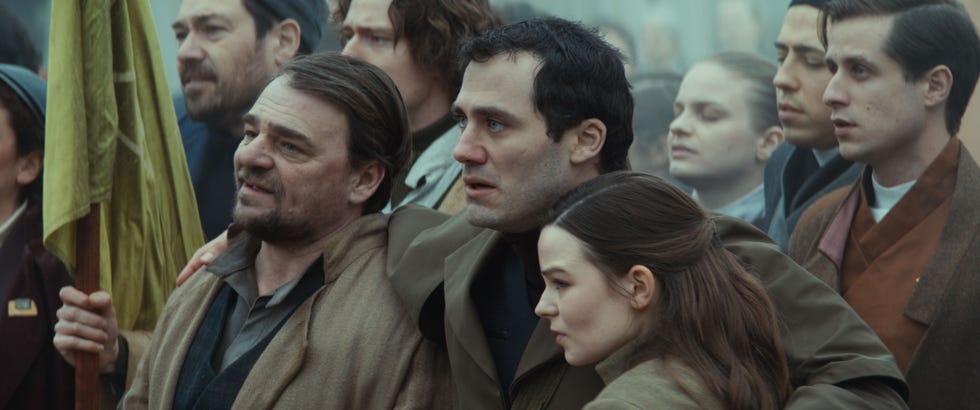 (de gauche à droite) Lezine (Thierry Godard), Dilan (Theo Costa Marini) et Enza (Alaïs Lawson) dans la saison 2 d'Andor de Lucasfilm, en exclusivité sur Disney+. Photo avec l'aimable autorisation de Lucasfilm. ©2025 Lucasfilm Ltd. Tous droits réservés.
