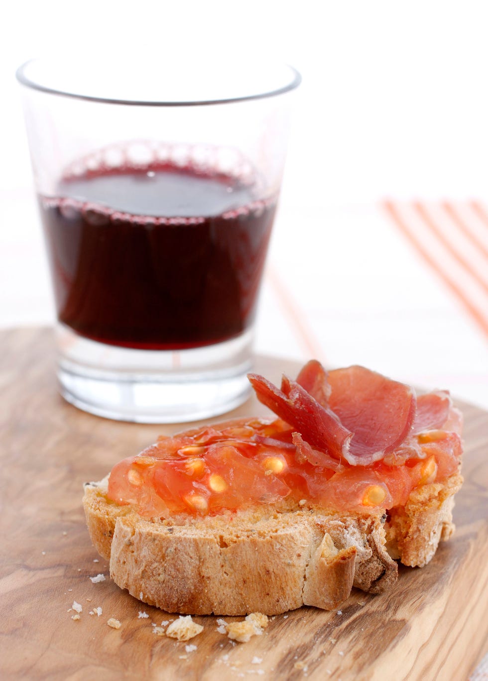 local caption  montado de gelatina de tomate con jamón ibérico  tostas bocados chicana rosa 83 01092008