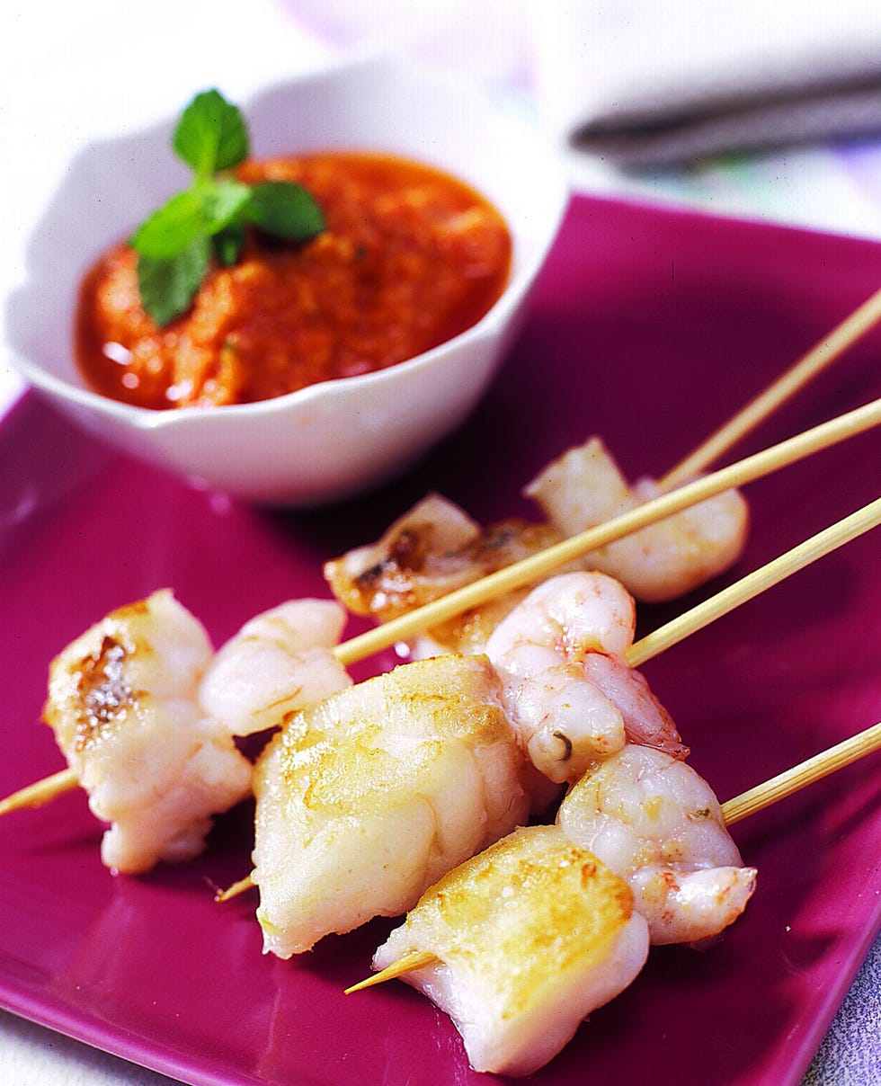 brochetas de merluza  con romesco