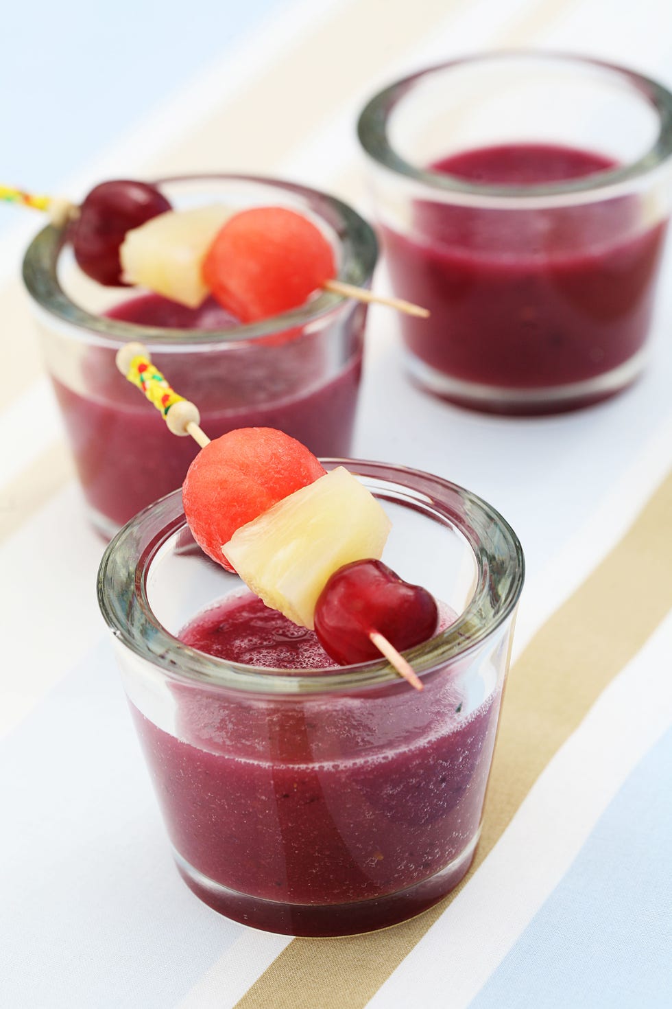 zumo de piña, cerezas y sandía