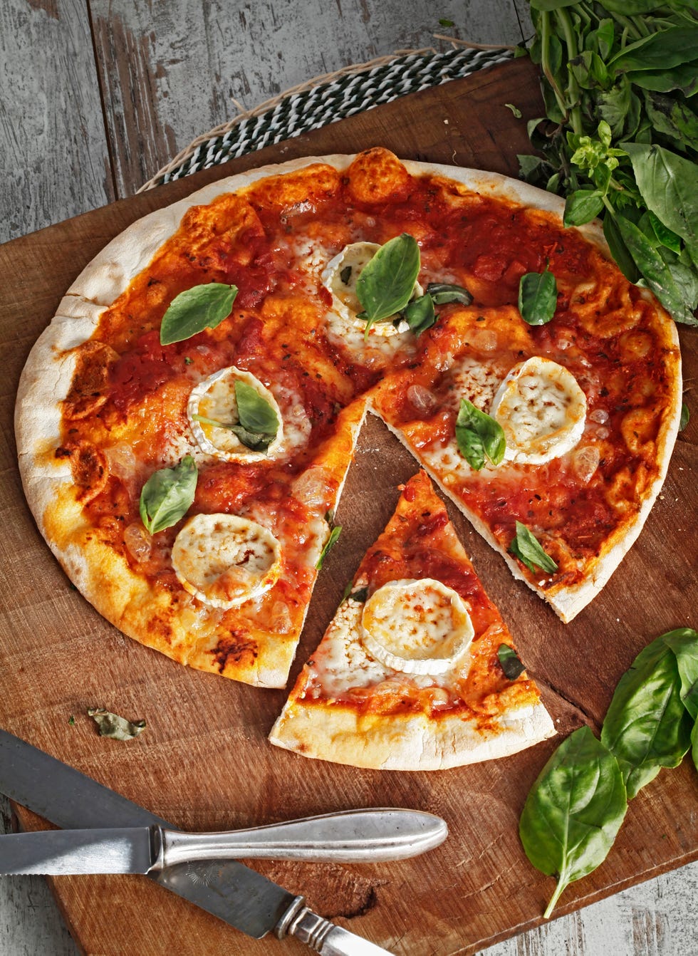 pizza de queso de cabra y albahaca