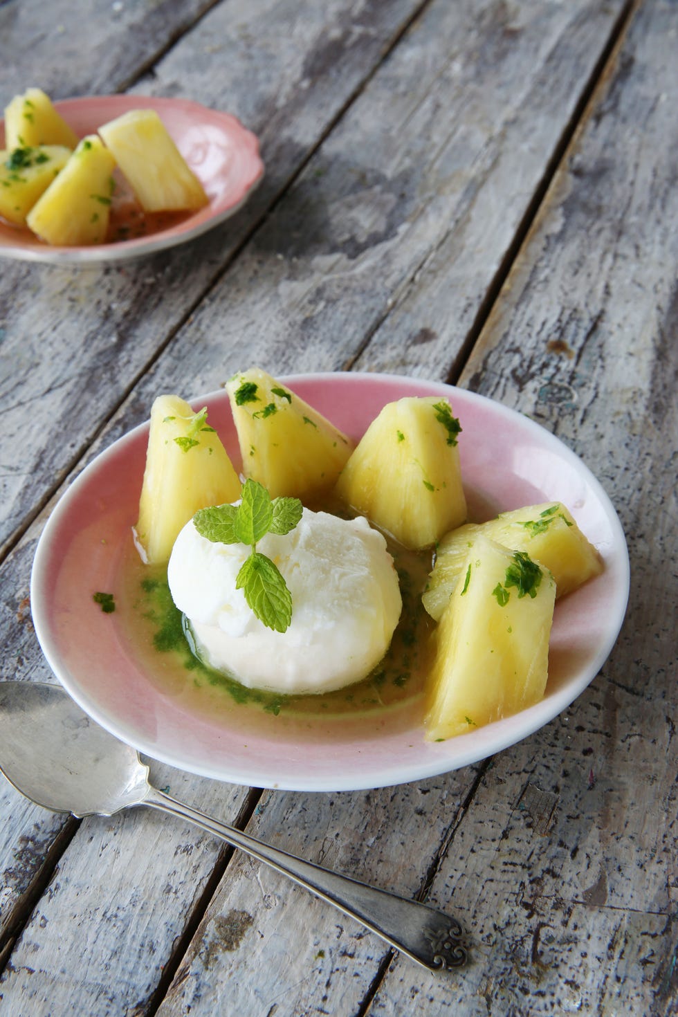 piña en almíbar de albahaca y helado
