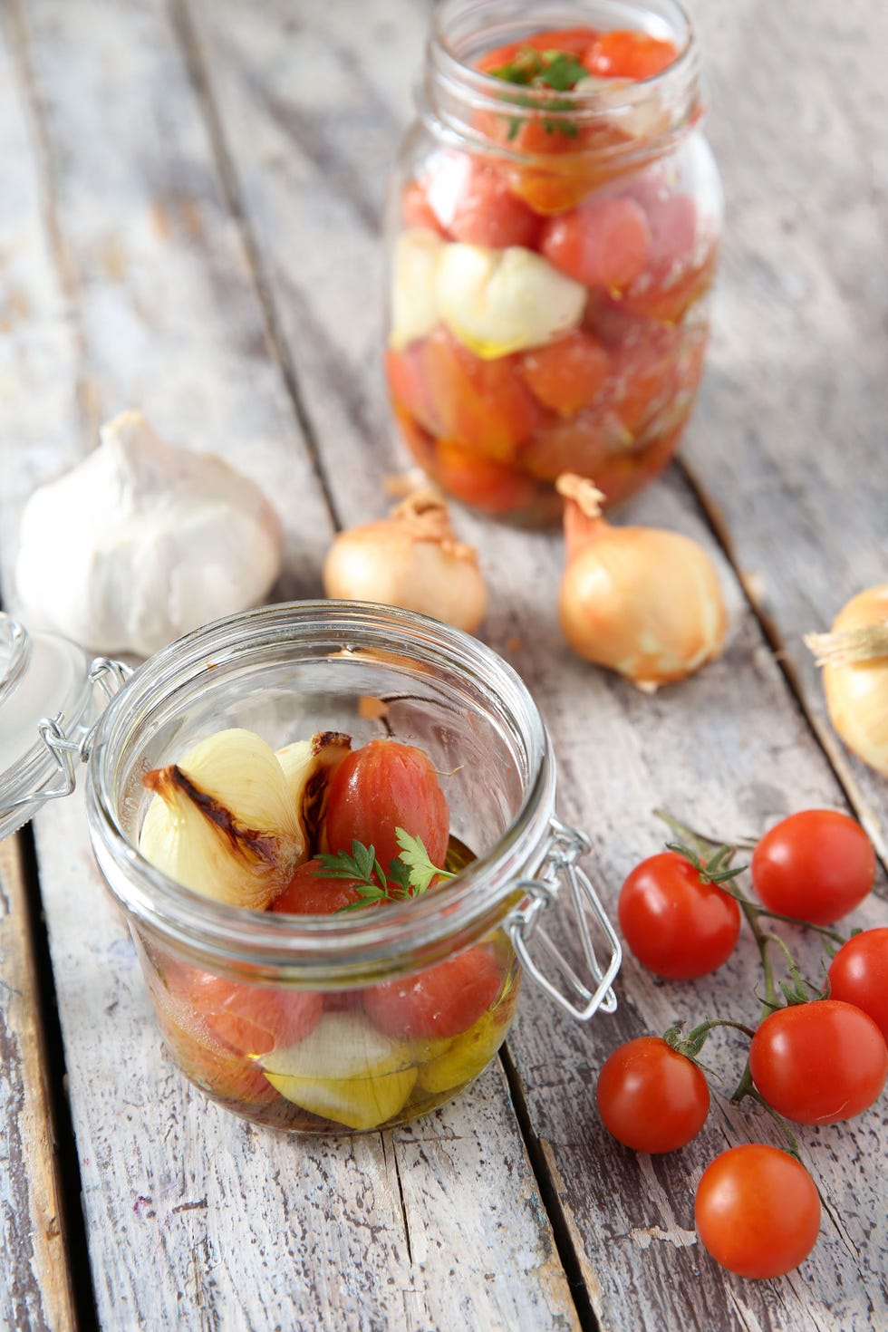tomates cherry y cebollitas francesas en conserva