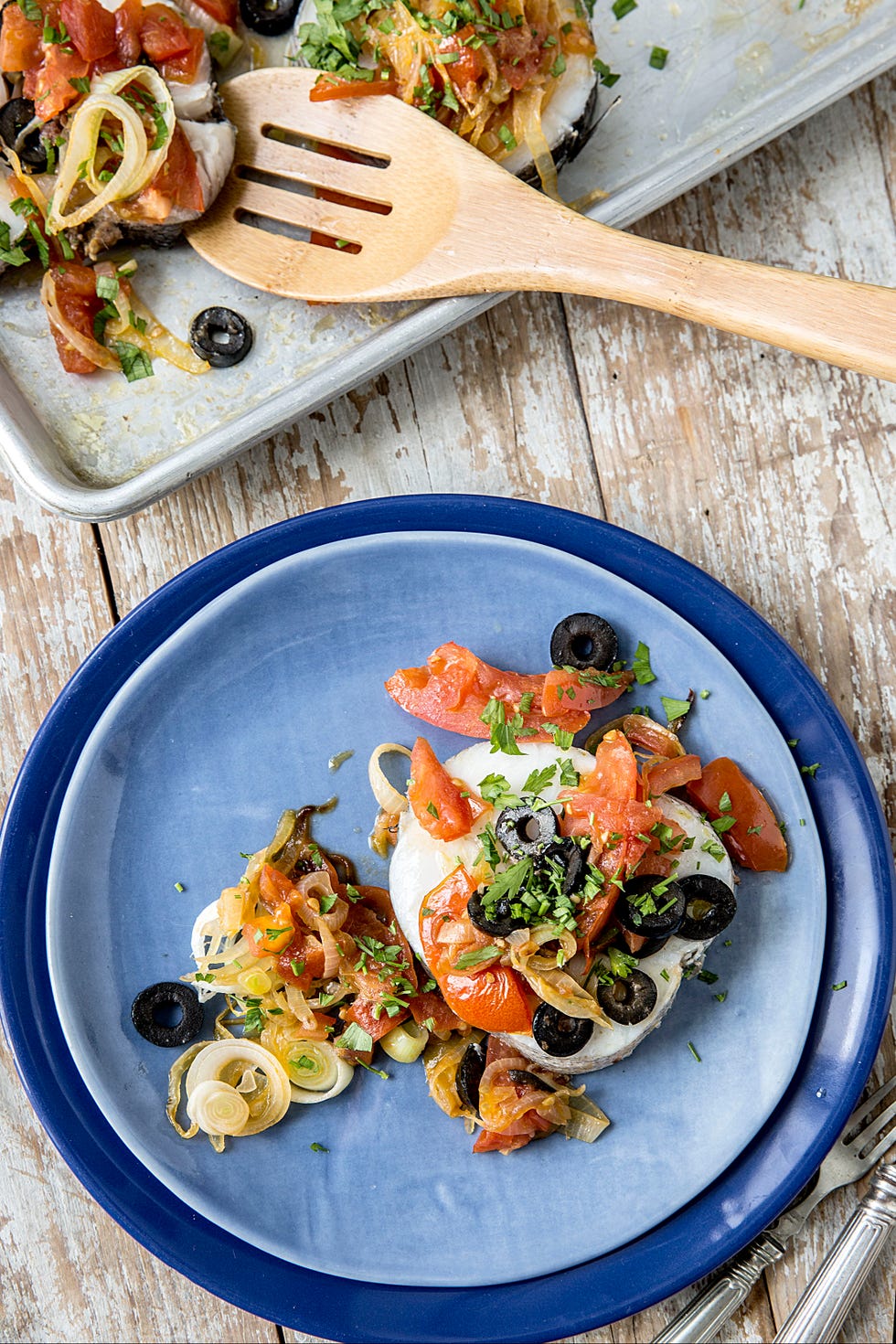 merluza al horno con anchoas y tomate