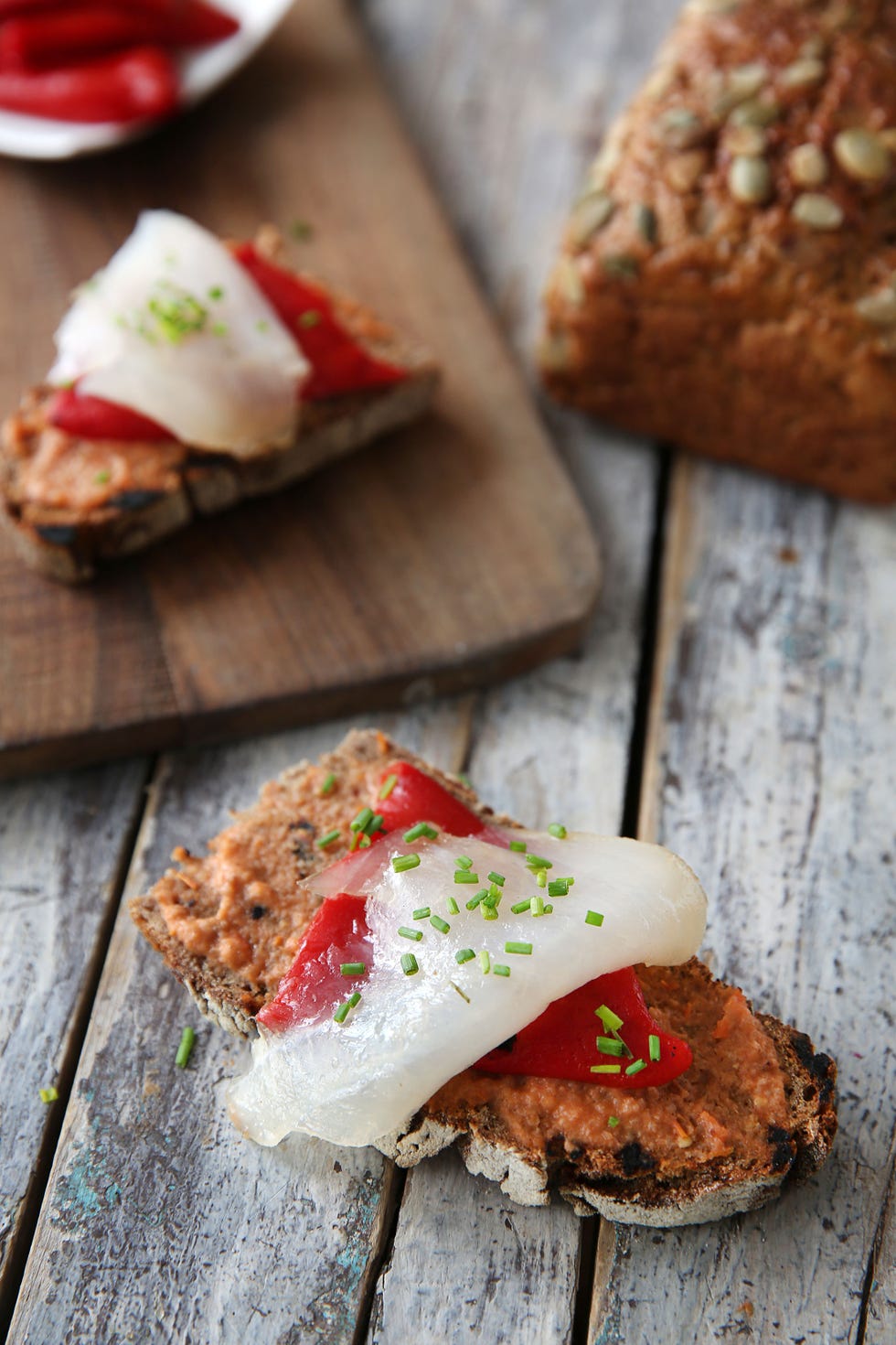 canapé de centeno y bacalao