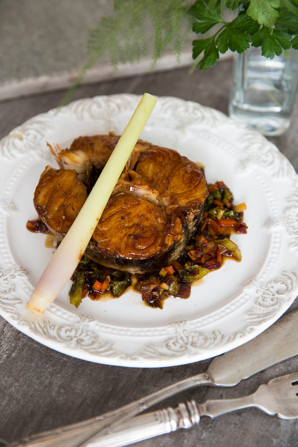 rodajas de merluza glaseada con verduras