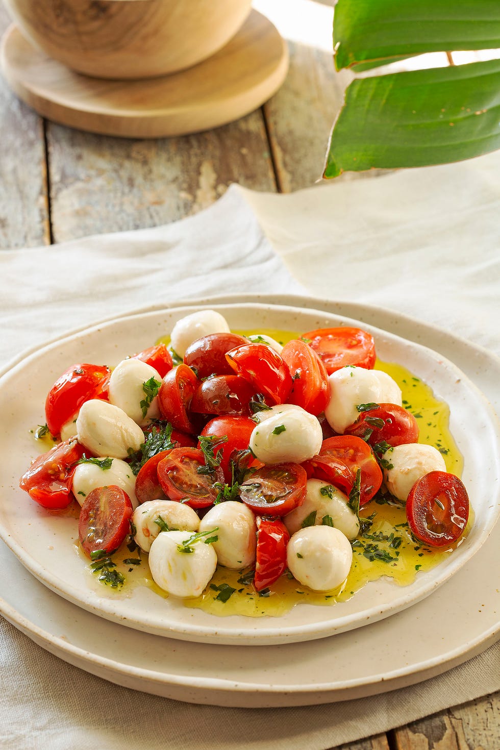 ensalada de cherry y mozzarella con vinagreta de albahaca