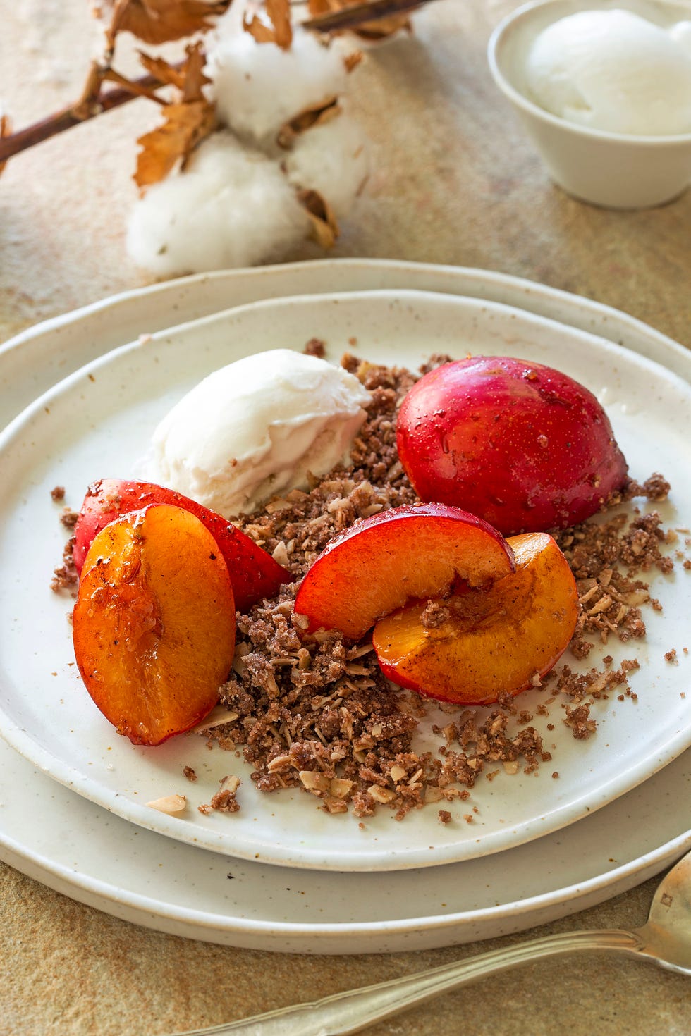 ciruelas marinadas con crumble
