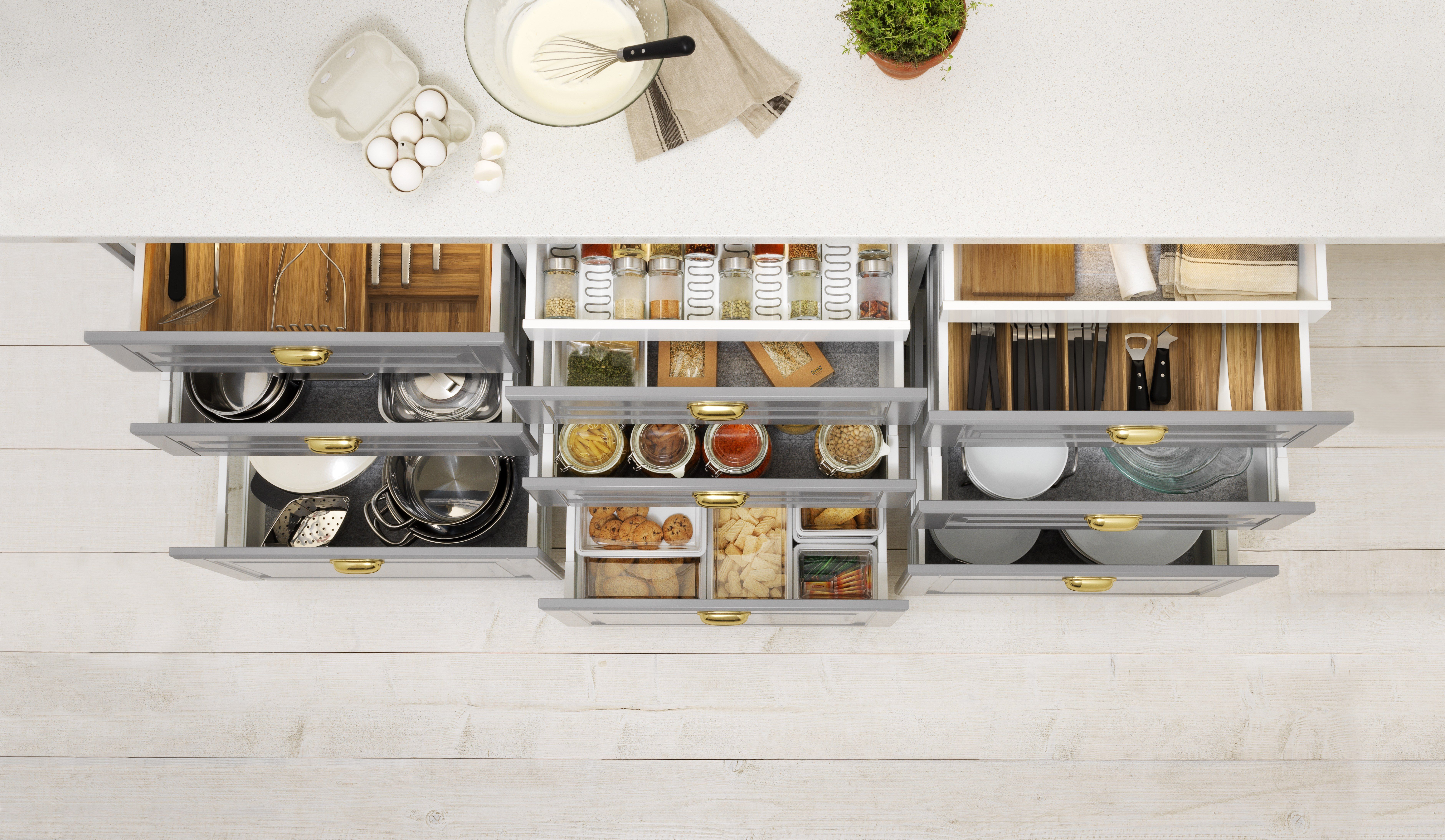 6 Things All Organized Kitchen Cabinets Have in Common