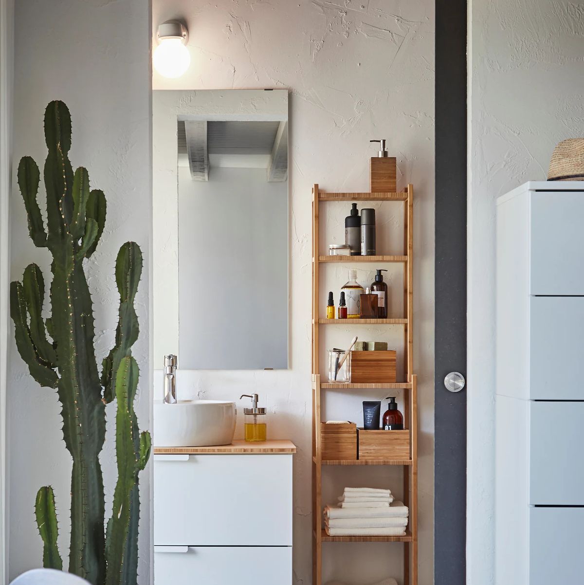 Secrets of a stylist: The bathroom shelf display - IKEA