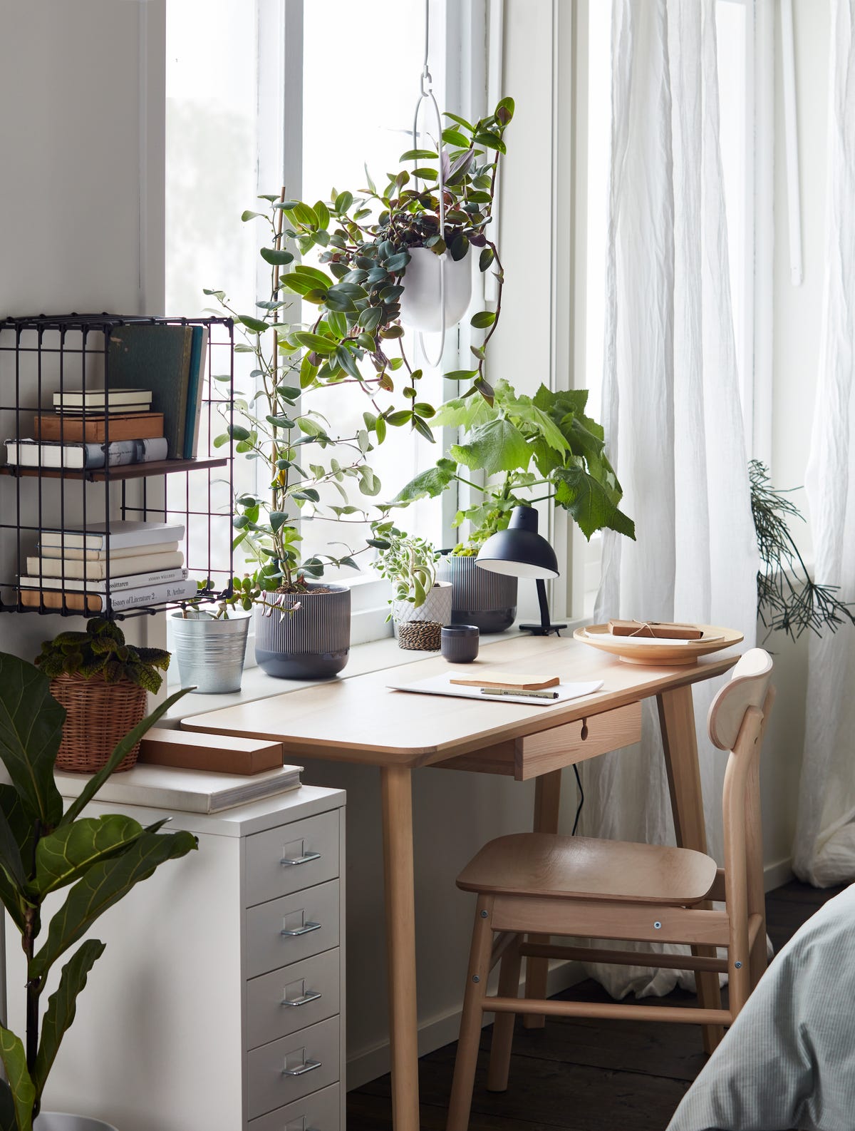 33 Desk Décor Ideas to Spruce Up Your Workspace