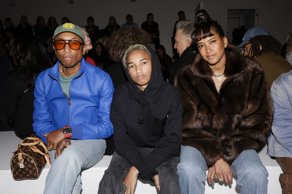pfw: loewe'nin paris moda haftasındaki defilesi.