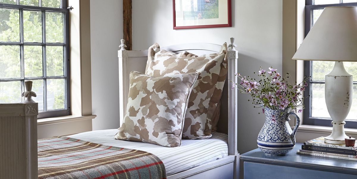 a nod to the owners heritage swedish influences abound throughout the house in this guest bedroom a 19th century gustavian bed pairs with a painted antique chest and 20th century table lamp