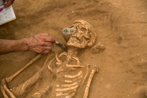 Anders dan plaatselijke buurvolken begroeven de Filistijnen hun doden met zeer weinig grafgiften In Filistijnse graven wordt hooguit een sieraad of een kruikje van klei gevonden