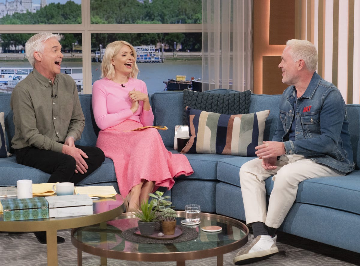 This Mornings Holly Willoughby And Phillip Schofield Defend Loose Women From Brutal Swipe 