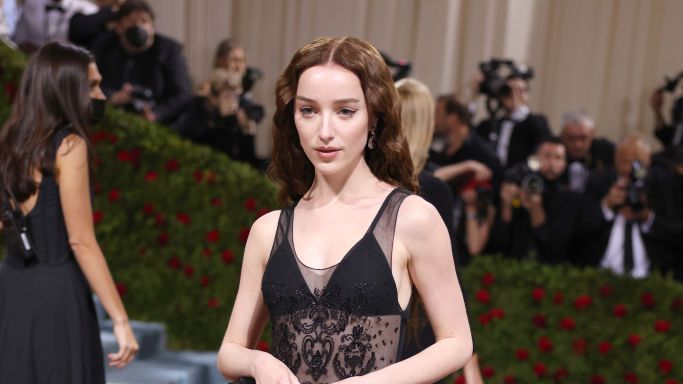 Phoebe Dynevor at the 2022 Met Gala!!! She looks so beautiful