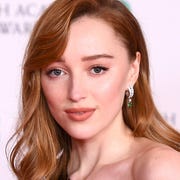 This is an image phoebe dynevor pete davidson