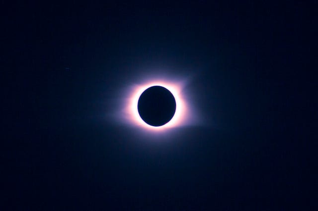 Sky, Atmosphere, Celestial event, Eclipse, Corona, Astronomical object, Light, Atmospheric phenomenon, Moon, Astronomy, 